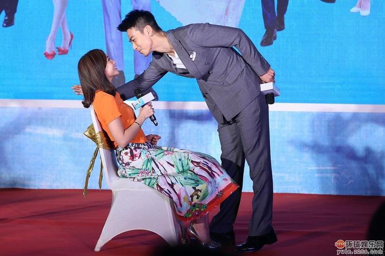 戴流苏耳环的少女