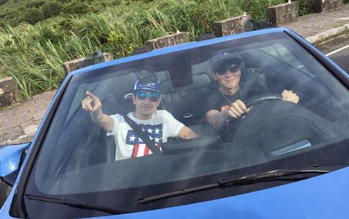 鹿鼎平台注册林狂志颖林人俊杰开车兜风 造型似亲兄弟