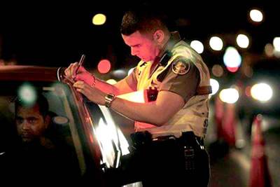 马来西亚:被抓住了,你的妻子和你一起进拘留所.