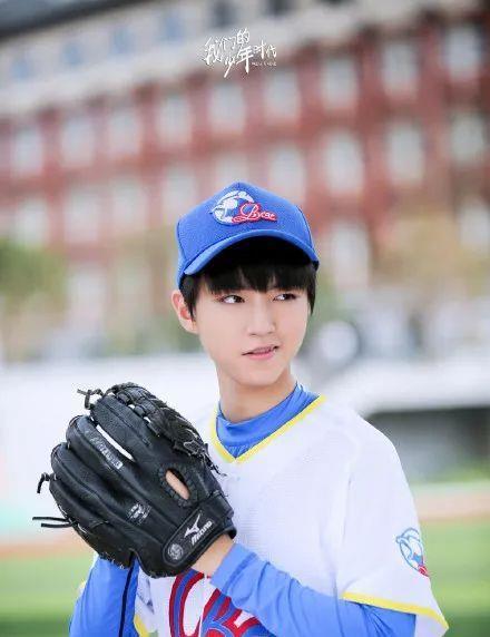 王俊凯私下打棒球视频曝光,大力挥球棒却差点摔倒,技术堪忧!