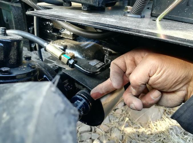 转向油缸渗漏油是拖拉机上高发的一个故障,与转向油缸的设计结构,油封