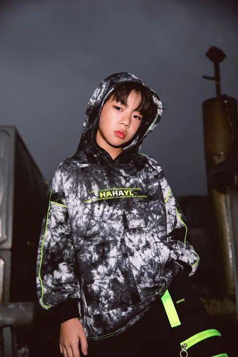上,他是舞技精湛的舞者年仅11岁的张轶程演艺经历却很丰富涉足影视