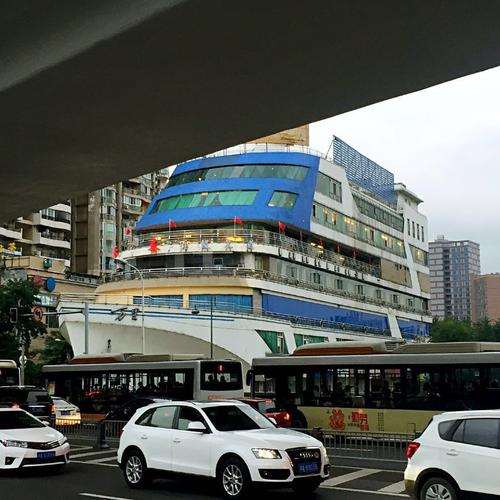                偶遇一个船型建筑