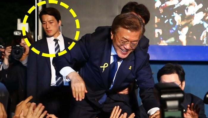 文在寅贴身保镖因太帅走红 无奈辞职开起理发店