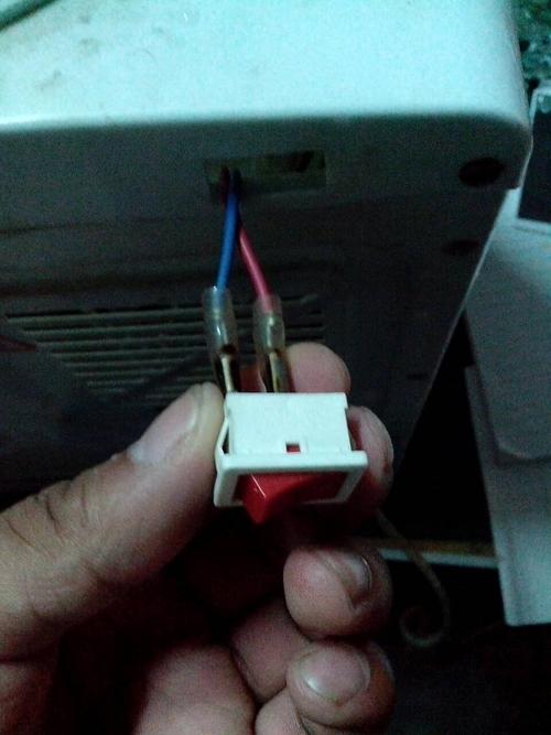 请问下这个饮水机加热开关上的红,蓝色线可以接在一起