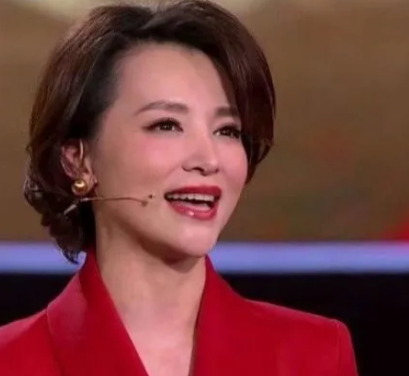 她是央视王牌主持人曾把董卿骂哭现在被封杀
