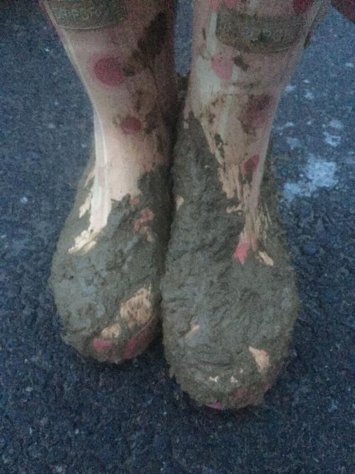 雨靴光滑却从泥拔不出来