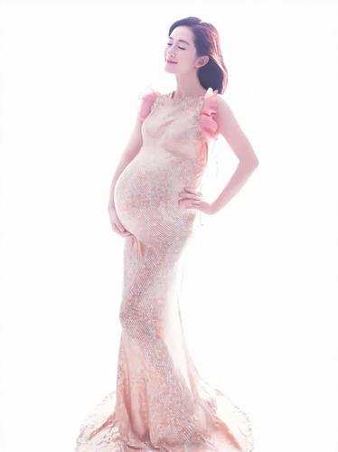 谢娜官宣怀孕后,最近被拍到的照片肚子也有了变化,还穿了