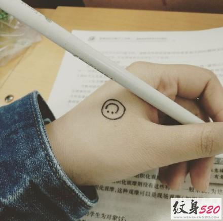 简单的小小笑脸纹身tag标签:小图案小清新笑脸简单虎口笑脸纹身  gd