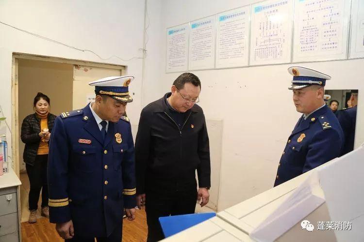 蓬莱市委常委,办公室主任,市政府党组成员崔洪勋带队检查节前商场消防
