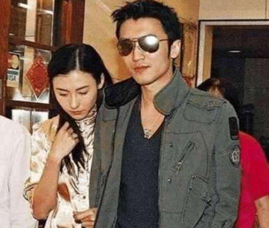 谢霆锋与两个女友逛街,表情看出更加爱谁