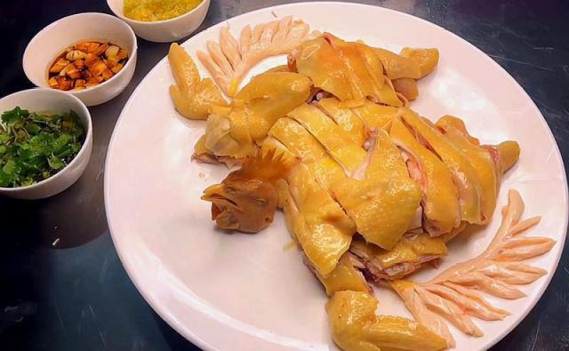 粤菜第一鸡白斩鸡,焖制,蘸料,摆盘做到位,品尝出极致