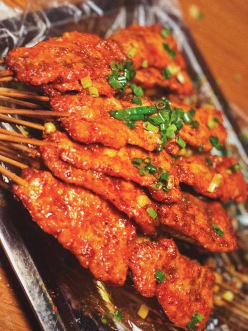 藏在中医大后巷的资格烧烤摊,来早了真的吃不到!