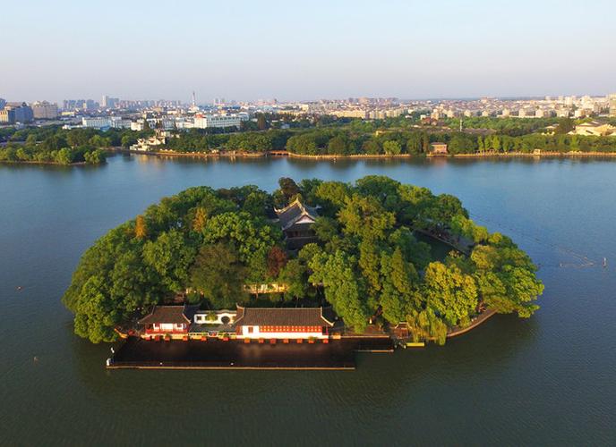 南湖风景   酒店毗邻南湖,周边存有不少名胜古迹,湖心岛的烟雨楼,湖畔