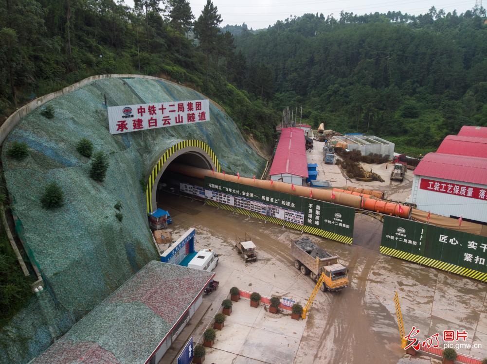 成自高铁白云山隧道施工正酣