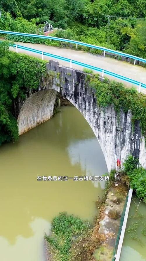 贵州一座古桥下发现一把古董宝剑,挂在桥下100多年,居然没被盗走