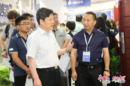 宝钛集团董事长,党委书记王文生陪同记者团参观宝钛集团展厅 安鑫