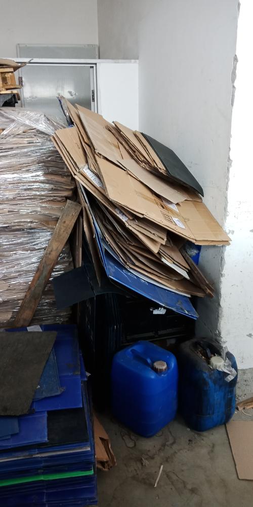 准备车间垃圾房处烂纸箱摆放凌乱