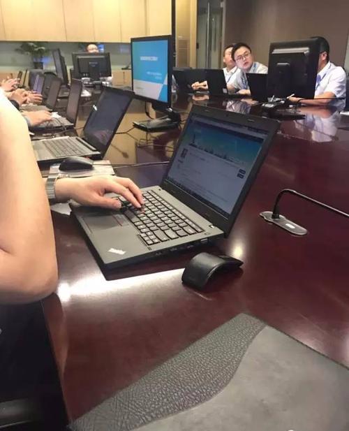 领导说带笔记本来开会,这次终于见到现实版的了