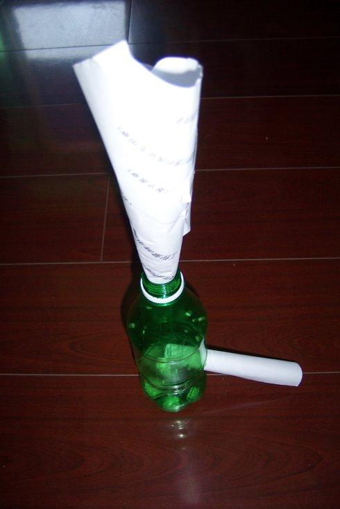 如:一个矿泉水瓶子,一根卡书条,一个盖子,一个螺丝,一根钉子等等.