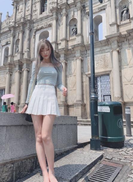 腐团儿晒最美游客照白色超短裙不算啥腿长一米八