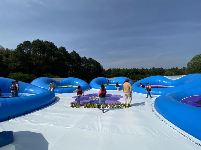 充气水上蹦床花朵桥心形蹦蹦云游乐设备水上滑梯水上冲关乐园气模