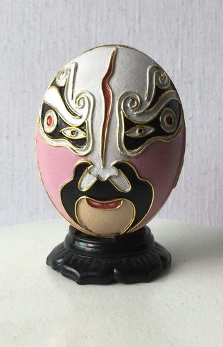 《戏剧脸谱》这四件蛋壳工艺作品系用金属丝镶嵌在蛋壳上,后上色.