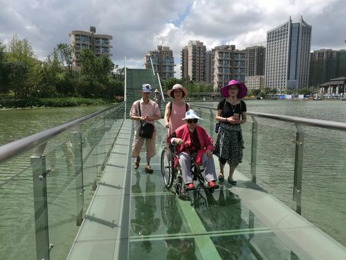 陪妈妈在初秋的下午逛泉湖公园