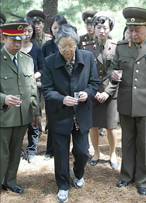 2018年刘思齐和孩子纪念主席诞辰125周年表情严肃凝重