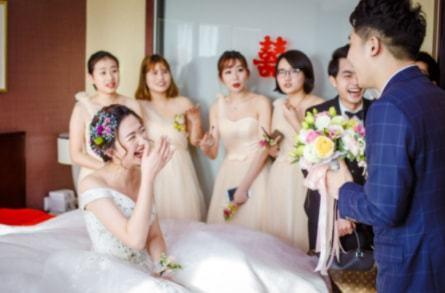 "后来,萱萱和男友结婚,给公司里每一个人发了喜糖,婚礼当天,每个同事