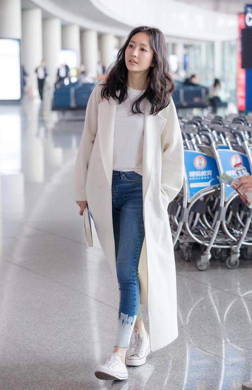 王鸥长款大衣现身机场 简约帅气不失女人味