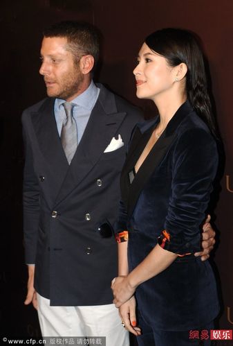 遭外籍老总搂腰 章子怡双手挥刀(图)