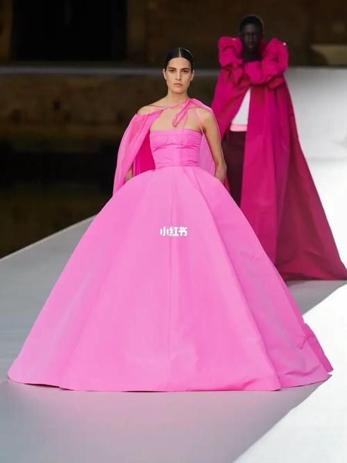 valentino2021秋冬高定系列_时尚_华伦天奴怎么样_时尚c计划_时尚