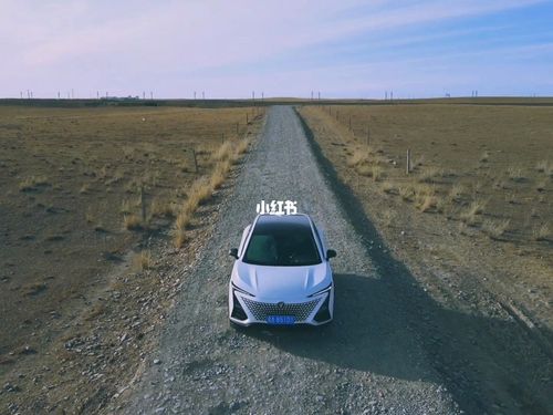 一辆车,一架小飞机,一个人._青海湖_悬崖_旅行_出行
