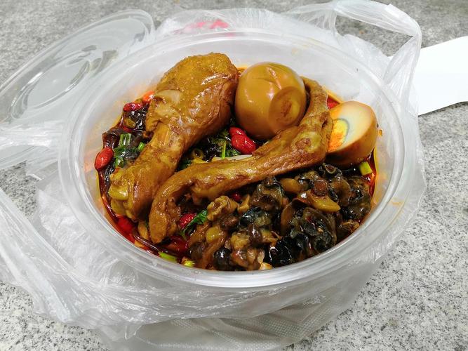 终于点了学校外卖!鸭爪加鸡腿加卤蛋,干捞螺蛳粉.