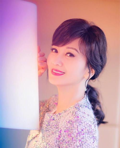 68岁赵雅芝近照曝光撑油纸伞与荷花比美不老容颜气质宜人