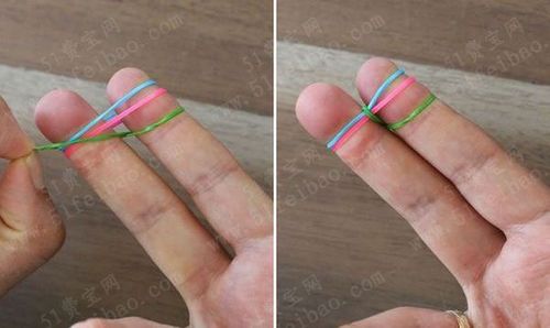 3,将右侧底层的绿色皮筋也同样提拉至顶部两指之间.