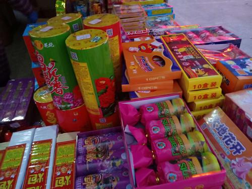 这些鞭炮非常好看,花样多,种类全.