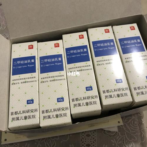 现在每天早晚给娃全身涂二甲硅油乳膏,偶尔湿疹的时候涂点肤乐霜就好