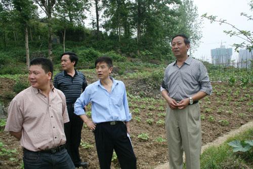 副县长何德军到正安二小现场办公