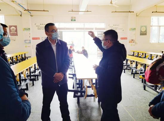 市教育体育局党组书记陈绍坤带队到遂中调研督导校园安全管理工作