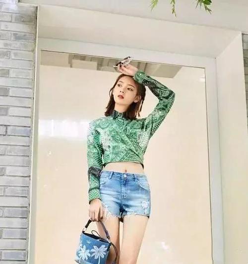 墨绿色印花上衣 破洞牛仔裤