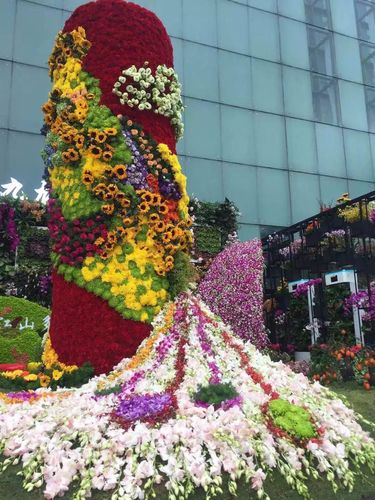 湖畔竖立巨大的"龙凤呈祥"鲜花图腾柱