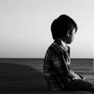 qq头像灰色的女生背影头像