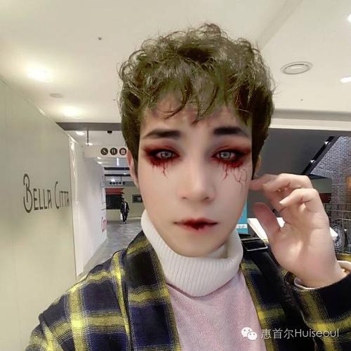 不过为了画风一致,你也可以画一个简单的万圣节美美的鬼妆哦~ (后面