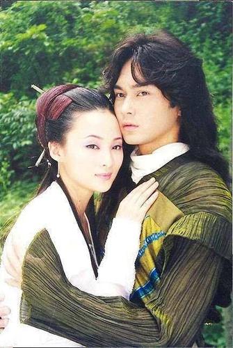 《白发魔女》幕后,蒋勤勤让蛇满身乱爬,张国荣曾给张智霖提建议