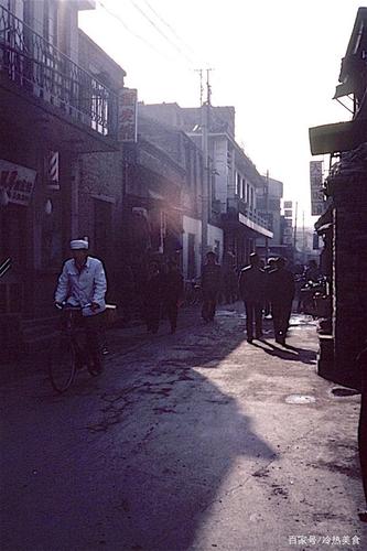 宁静祥和!1996年北京绝版老照片,天安门广场练摊,老北京你懂的