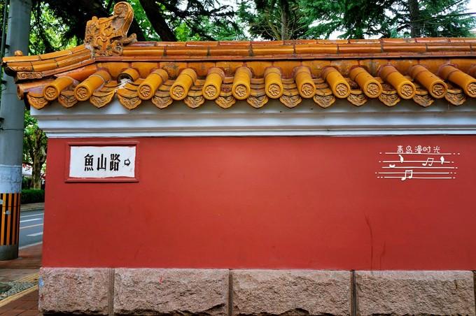 路口出去就是【大学路】,【青岛美术馆】就在附近,免门票