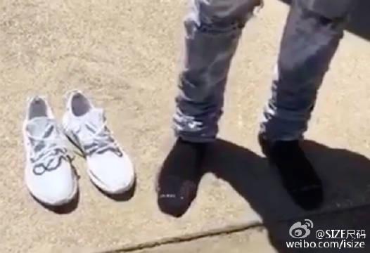 当天肯耶·韦斯特穿着了一双白色的adidas