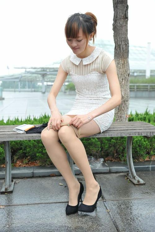 丝袜美女就是这样穿的